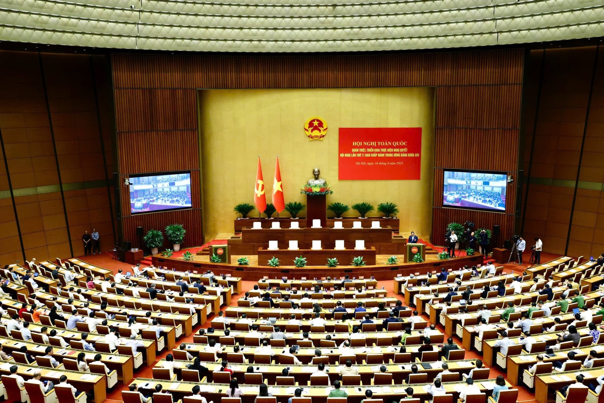 Người đọc được khuyến khích theo dõi các thông tin mới nhất về Hội nghị Trung ương 11.